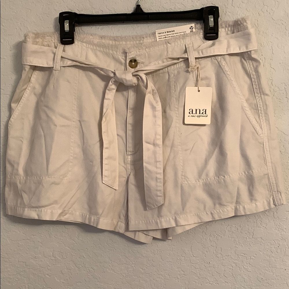 NWT A.N.A Women's Cream High Rise Shorts Size 14